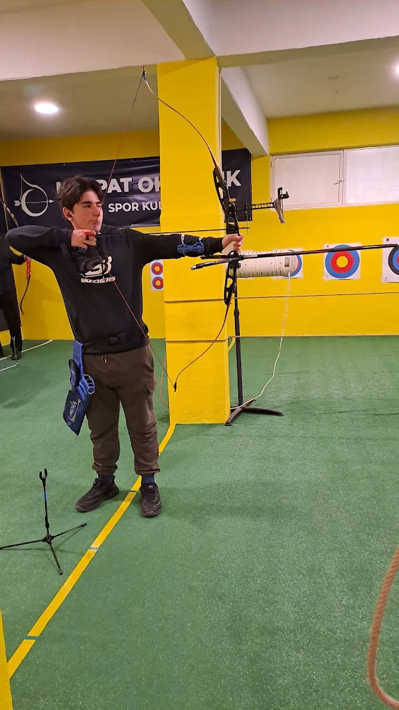 Karpat Okçuluk'ta yay çeken genç sporcu