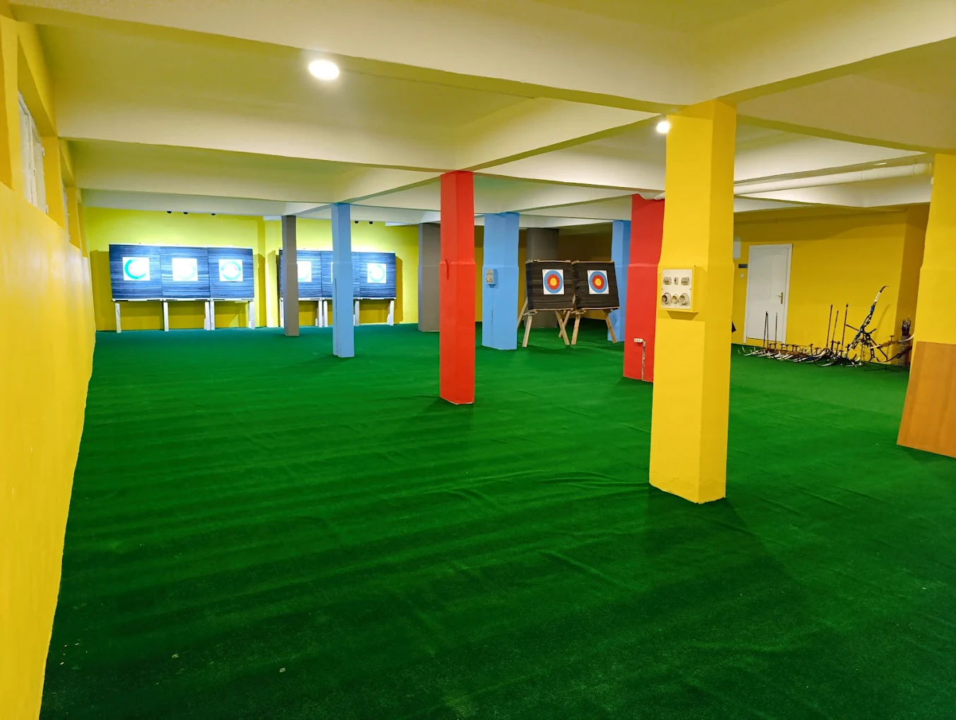 Karpat Okçuluk geniş kapalı antrenman salonu